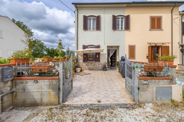 casa indipendente in vendita a Cascina