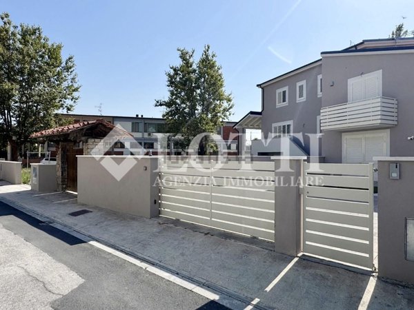 casa indipendente in vendita a Cascina in zona Marciana