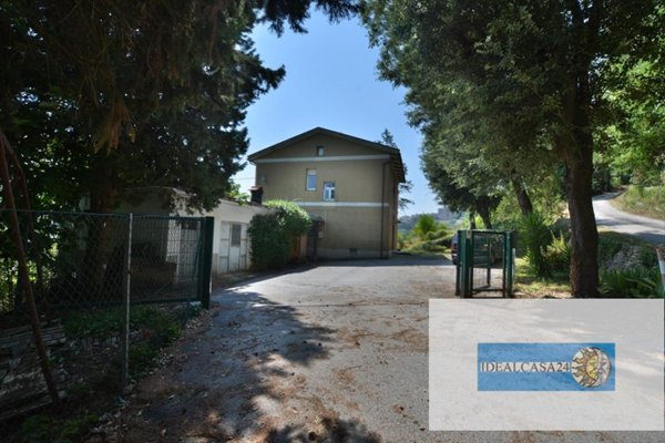 casa indipendente in vendita a Cascina in zona Latignano