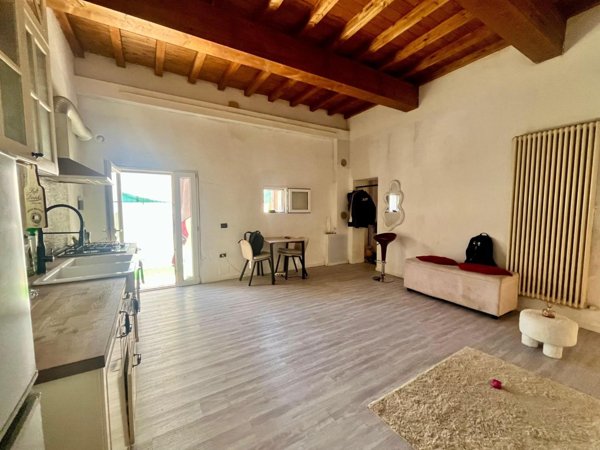 casale in vendita a Cascina in zona Latignano