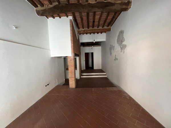 locale commerciale in vendita a Cascina