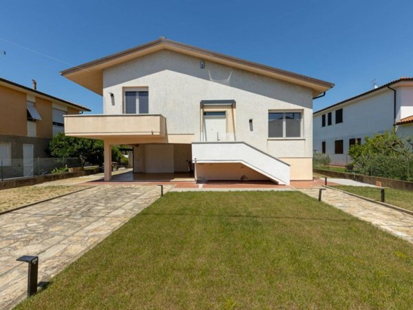 casa indipendente in vendita a Cascina in zona Visignano