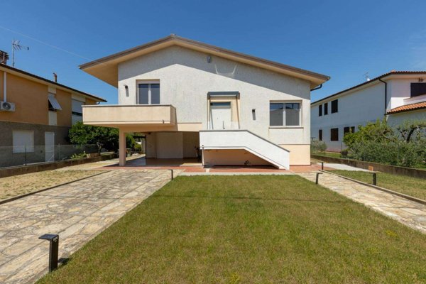casa indipendente in vendita a Cascina in zona Visignano