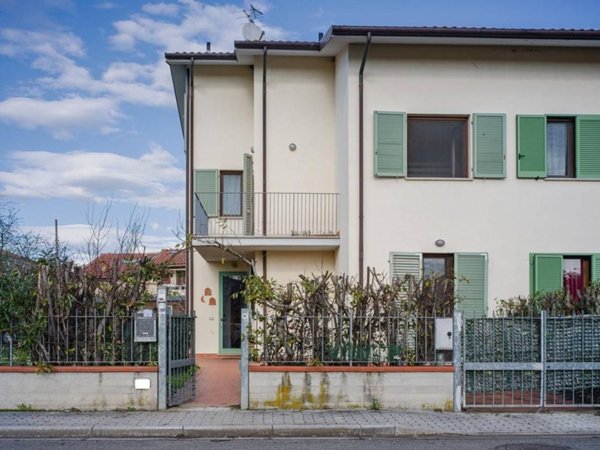 casa indipendente in vendita a Cascina in zona Visignano