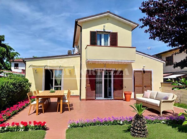 casa indipendente in vendita a Cascina