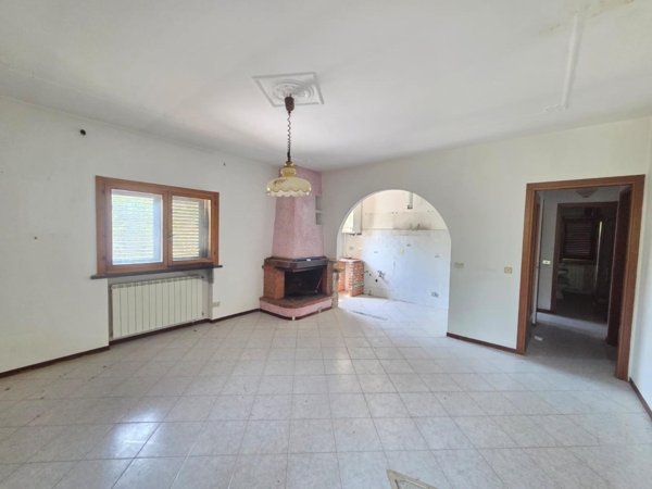 casa indipendente in vendita a Cascina in zona Latignano
