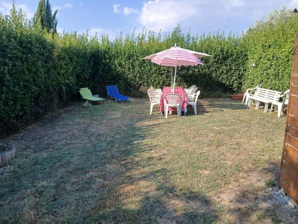 intera palazzina in vendita a Cascina in zona Navacchio