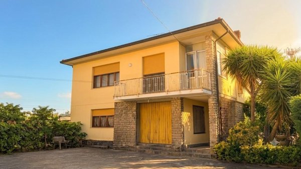 casa indipendente in vendita a Cascina in zona Marciana