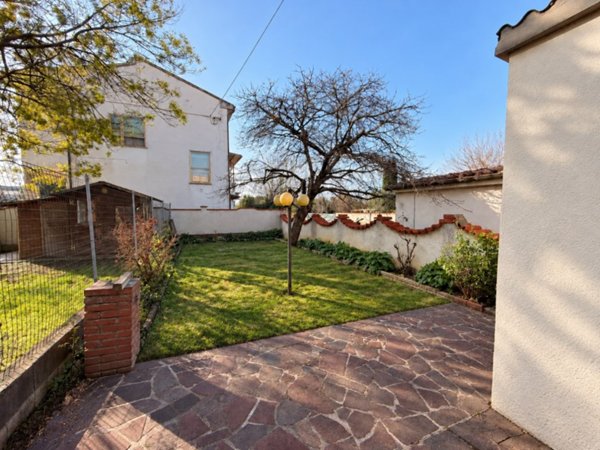 casa indipendente in vendita a Cascina in zona Visignano