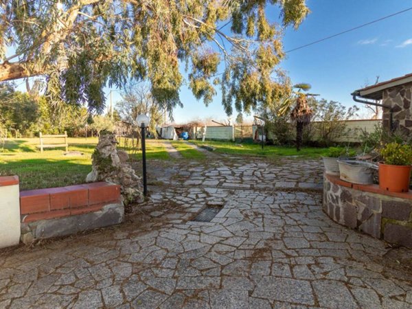casa indipendente in vendita a Cascina in zona Latignano