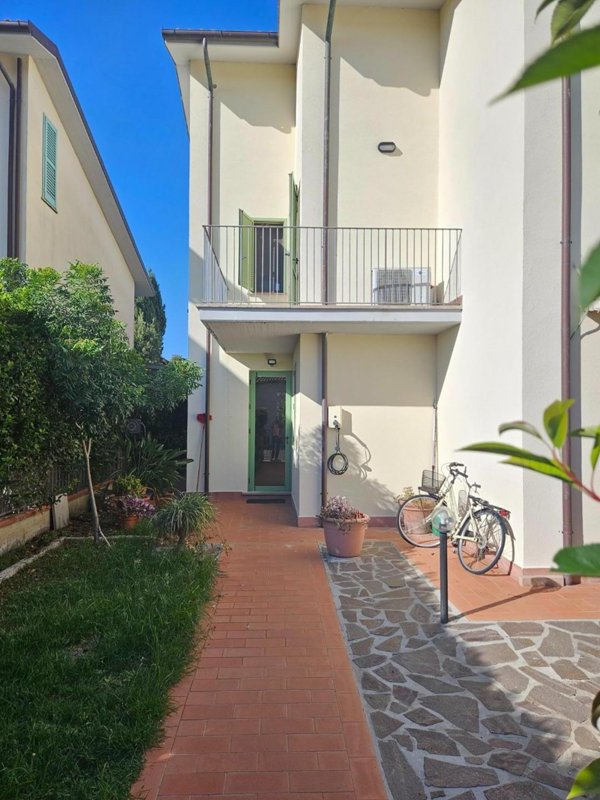 casa indipendente in vendita a Cascina