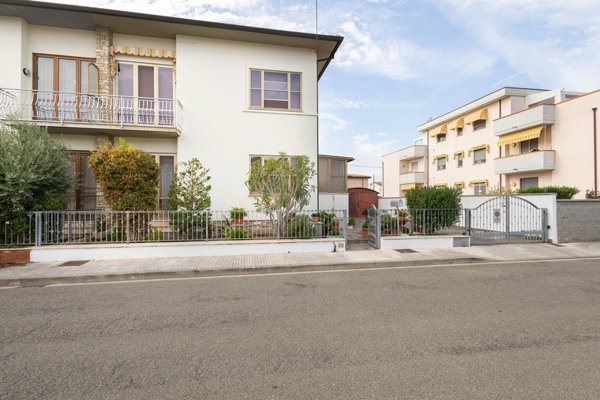 casa indipendente in vendita a Cascina in zona Casciavola
