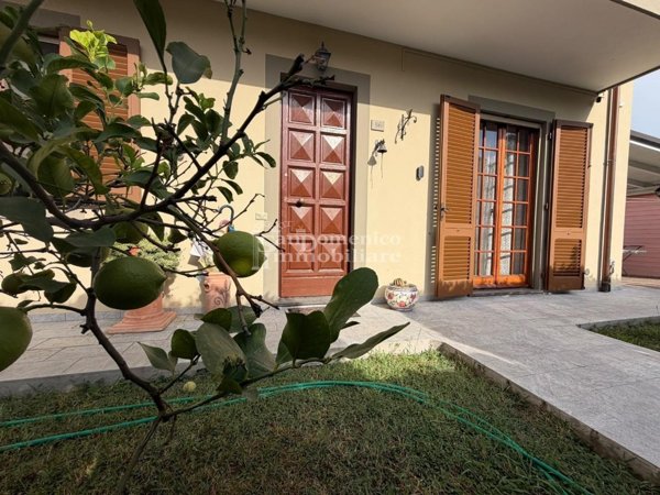 casa indipendente in vendita a Cascina in zona Latignano