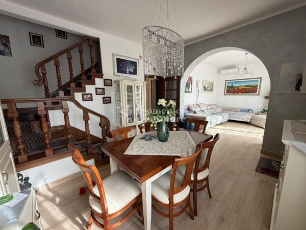 casa indipendente in vendita a Cascina in zona Latignano