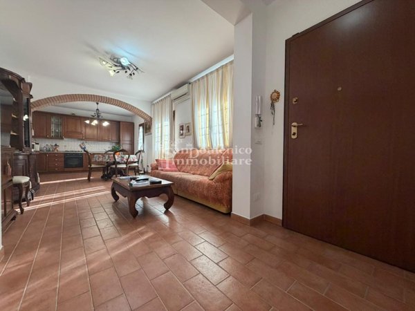 casa indipendente in vendita a Cascina in zona Latignano