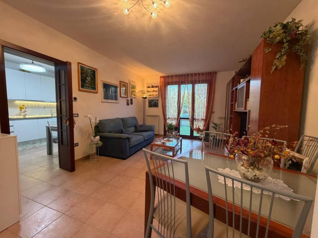 casa indipendente in vendita a Cascina in zona Visignano