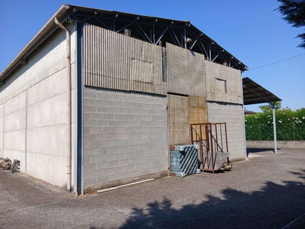 locale di sgombero in vendita a Cascina in zona Navacchio