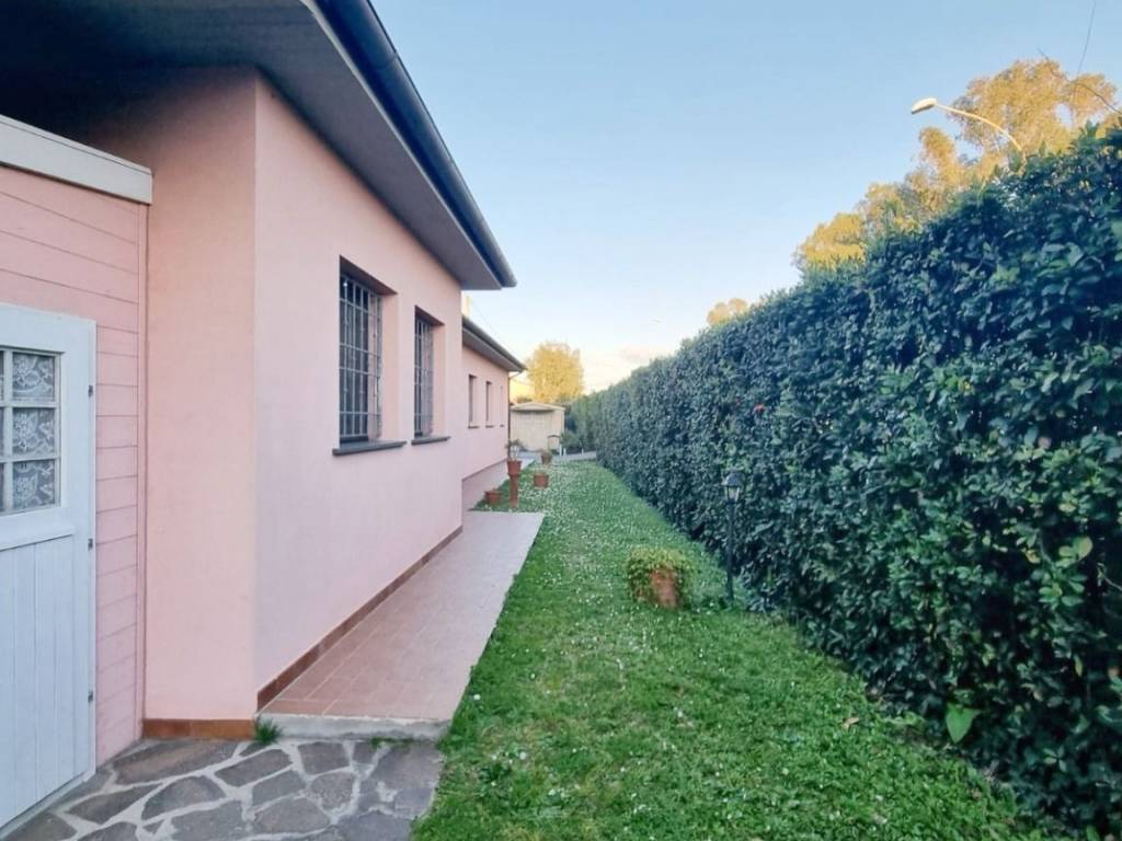 casa indipendente in vendita a Cascina in zona Latignano