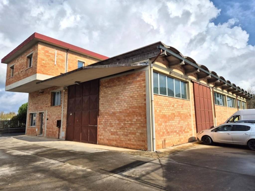 locale commerciale in vendita a Castelfranco di Sotto