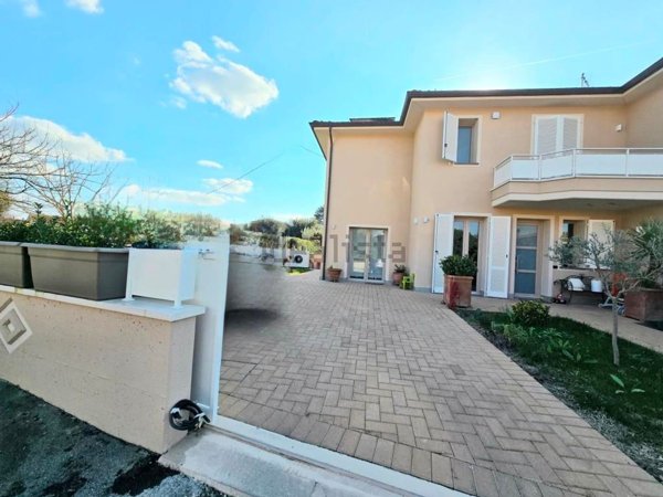 casa indipendente in vendita a Castelfranco di Sotto in zona Villa Campanile