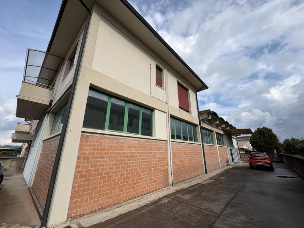 locale commerciale in vendita a Castelfranco di Sotto