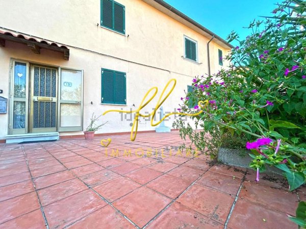 intera palazzina in vendita a Castellina Marittima
