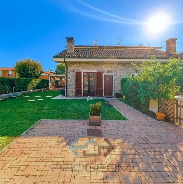 casa indipendente in vendita a Fauglia in zona Valtriano