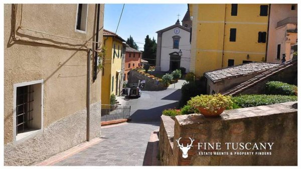 casa indipendente in vendita a Lajatico in zona Orciatico