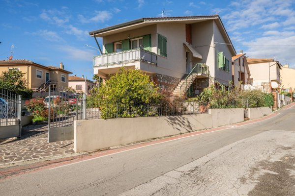 casa indipendente in vendita a Lajatico