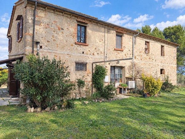 casa indipendente in vendita a Lajatico in zona Orciatico