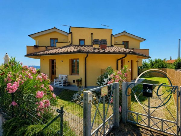 casa indipendente in vendita a Lajatico in zona Orciatico
