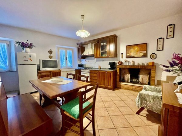 casa indipendente in vendita a Lajatico in zona Orciatico