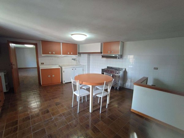 intera palazzina in vendita a Palaia in zona Montefoscoli