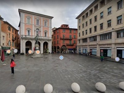 negozio in vendita a Pisa in zona Lungarni