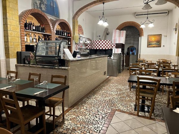 negozio in vendita a Pisa in zona Lungarni