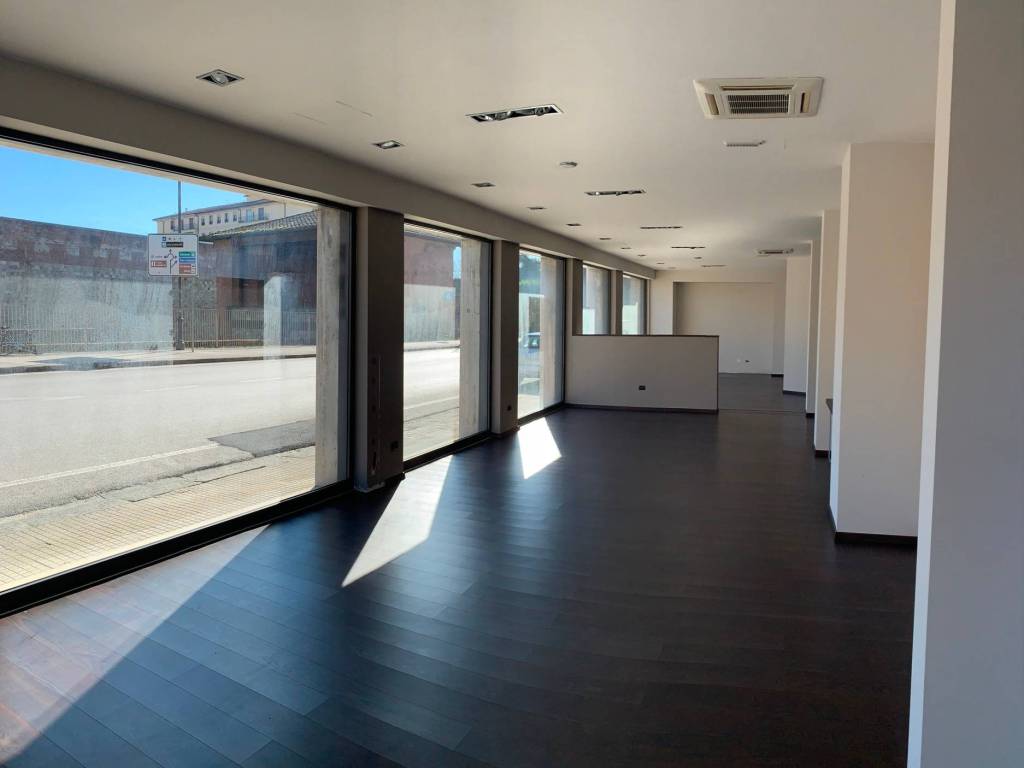 negozio in vendita a Pisa in zona Stazione
