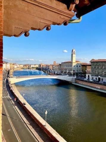 negozio in vendita a Pisa in zona Lungarni