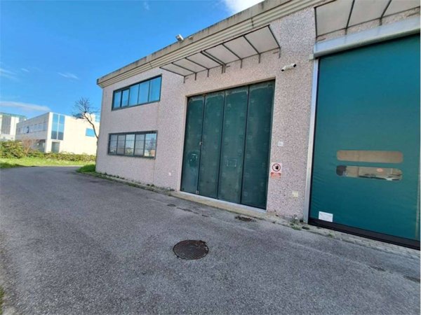 locale commerciale in vendita a Pisa in zona Coltano