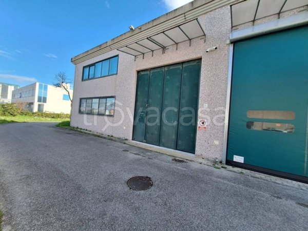 locale commerciale in vendita a Pisa in zona Ospedaletto