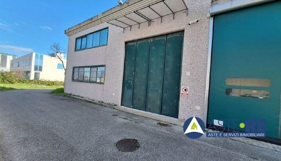 locale commerciale in vendita a Pisa in zona Tribunale