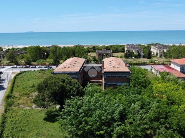 negozio in vendita a Pisa in zona Calambrone