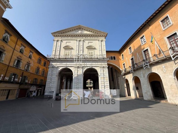 negozio in vendita a Pisa in zona Lungarni