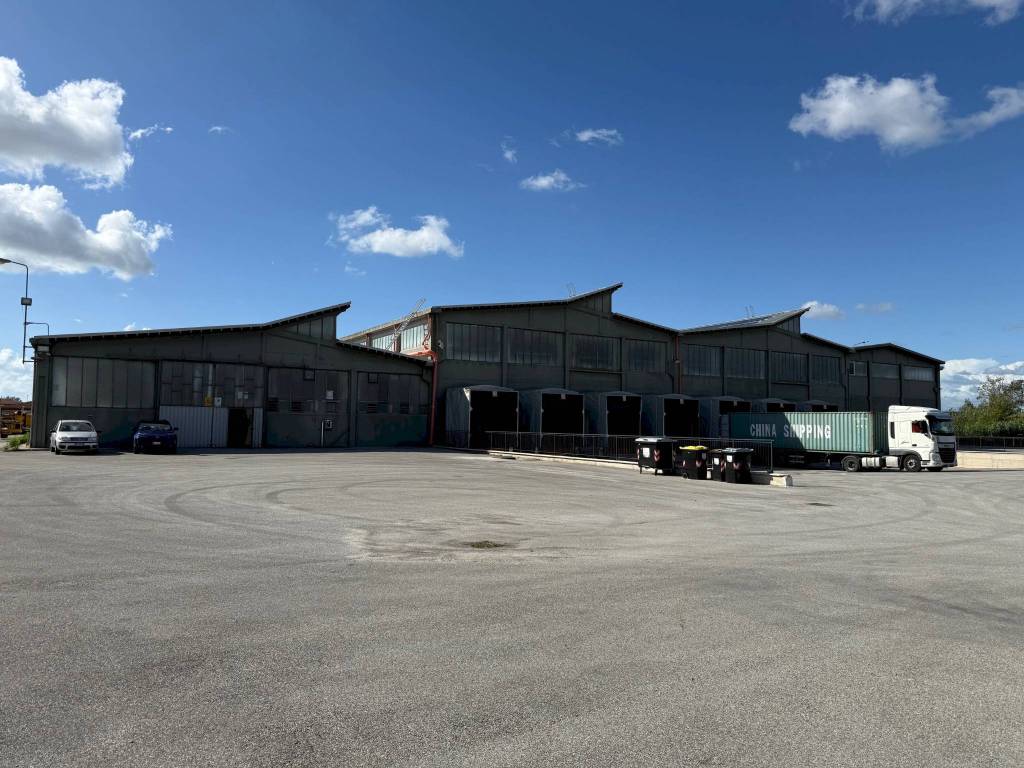 locale commerciale in vendita a Pisa in zona Ospedaletto