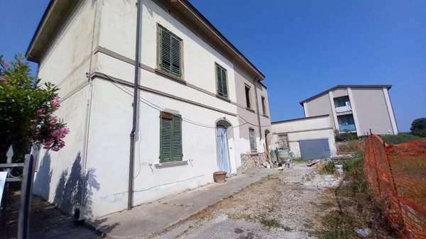 casa indipendente in vendita a Pisa in zona Riglione