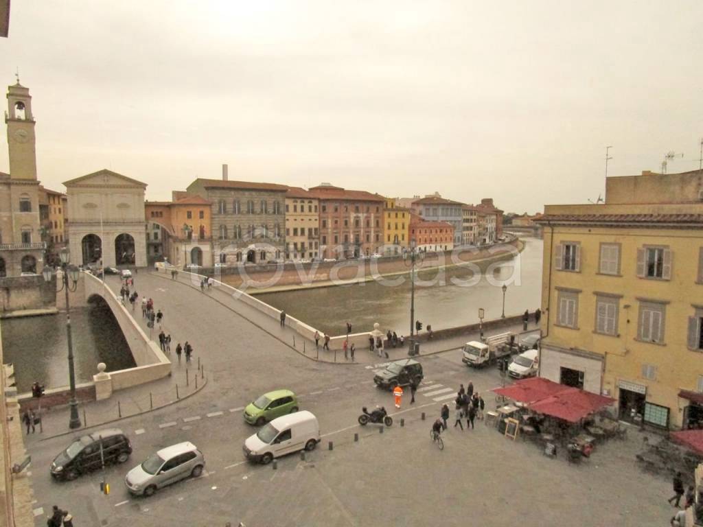 negozio in vendita a Pisa in zona Lungarni