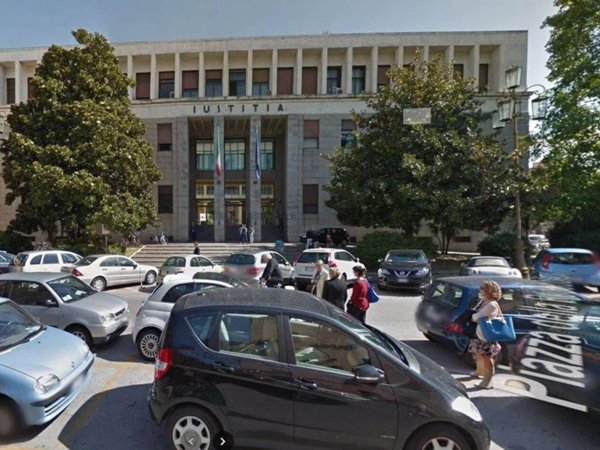 negozio in vendita a Pisa in zona Tribunale