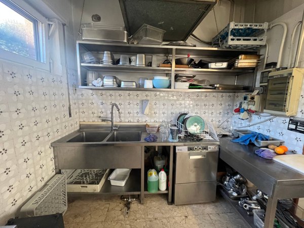 negozio in vendita a Pisa in zona Tirrenia