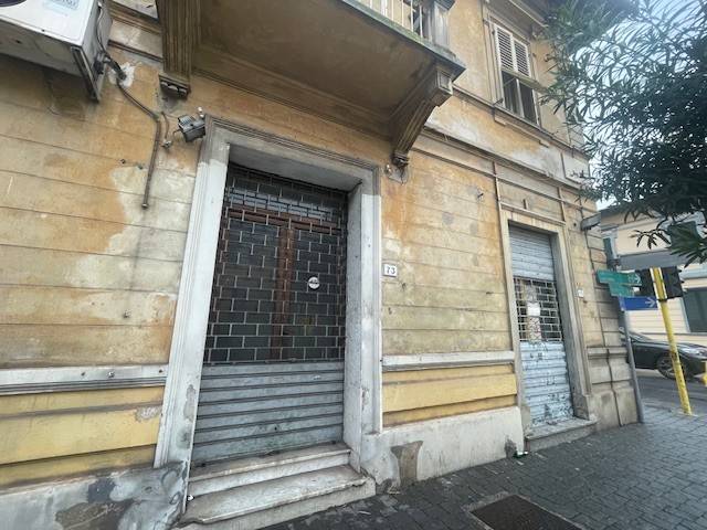 negozio in vendita a Pisa in zona Ospedale Santa Chiara