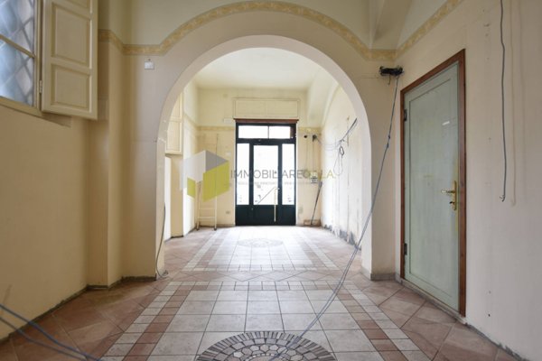 locale commerciale in vendita a Pisa in zona Lungarni