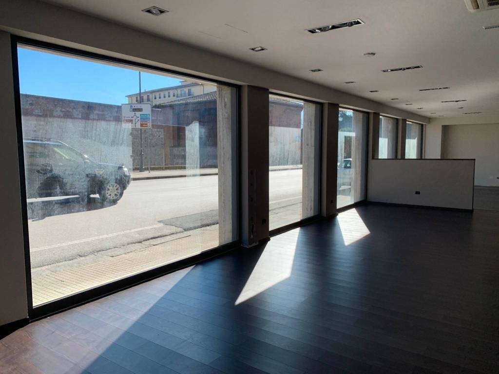 negozio in vendita a Pisa in zona Stazione